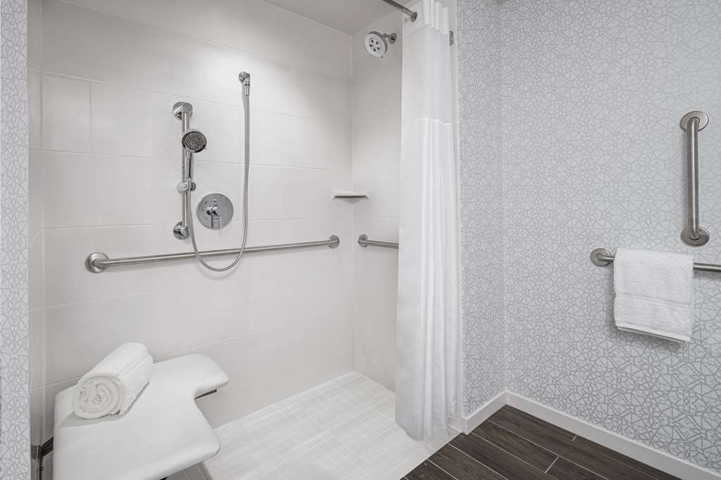 Guest room bath