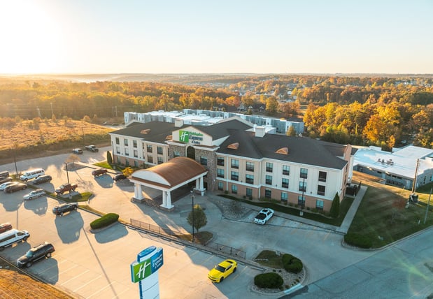 Images Holiday Inn Express & Suites Saint Robert - Leonard Wood by IHG