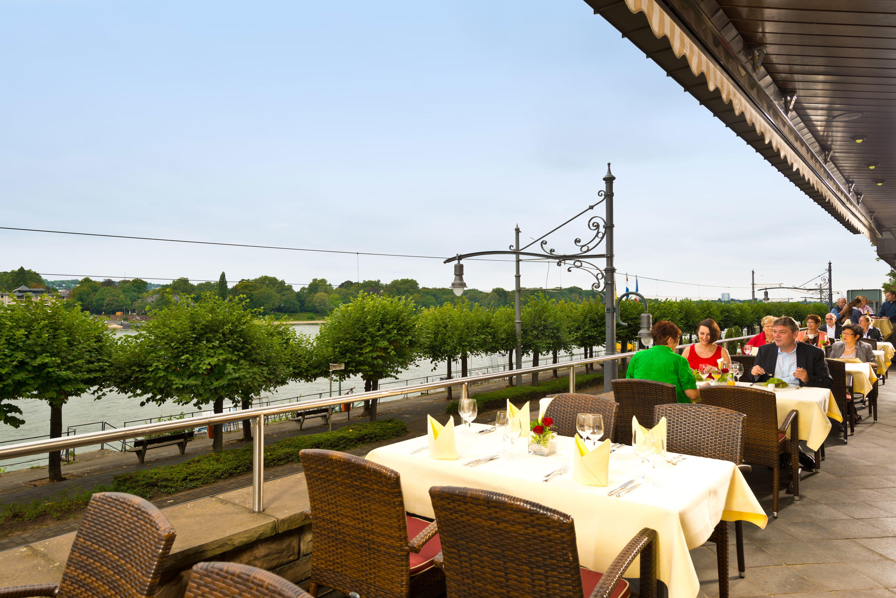 Restaurant "Rheinterrassen" mit Sommerterrasse