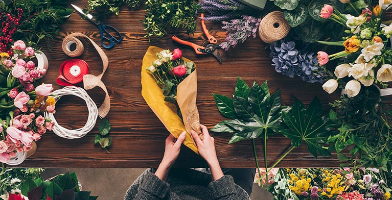 Bild zu Um die Haltbarkeit von Schnittblumen zu verlängern, ist ein Anschnitt unerlässlich.