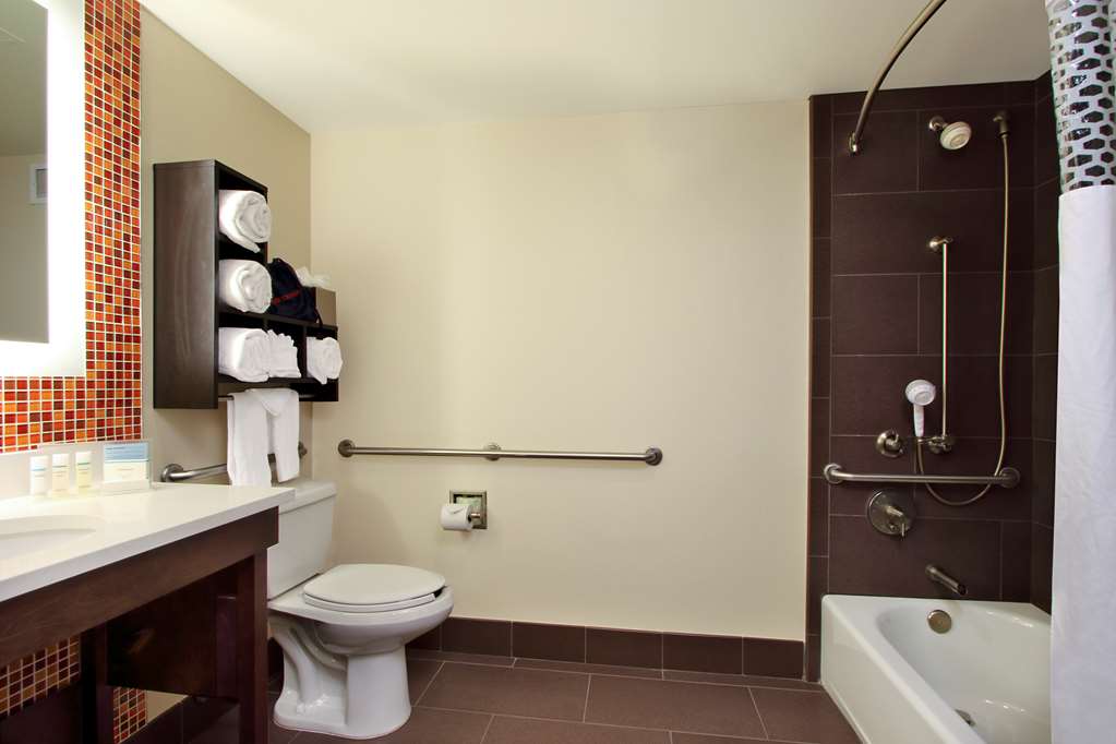 Guest room bath