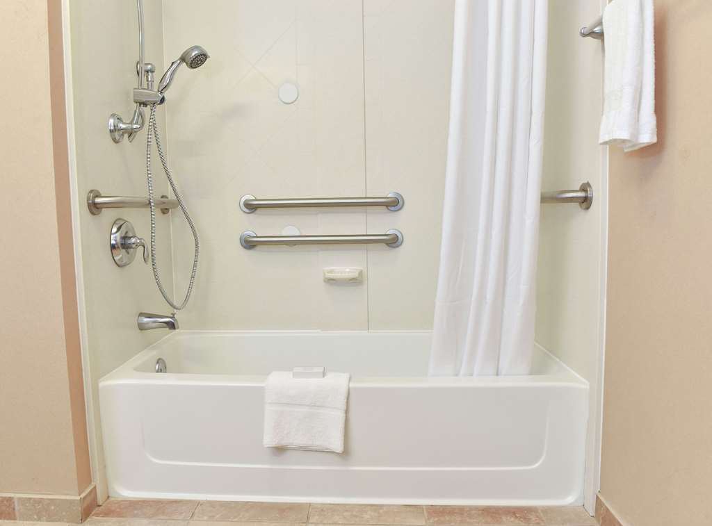 Guest room bath