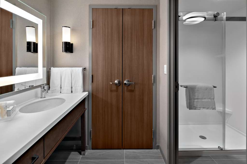 Guest room bath