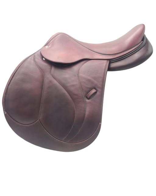 ✨ Come check out this beautiful Devoucoux Biarritz now in our consignment section!
✔️ 16.5" seat
✔️ 13" flap
✔️ Foam panel
✔️ Excellent condition

Perfect for kids or a petite adult rider! Stop in to see it before it's gone. Quality saddles like this never stay long! ????

Come in or give us a call and talk to Bob for more information on this saddle!