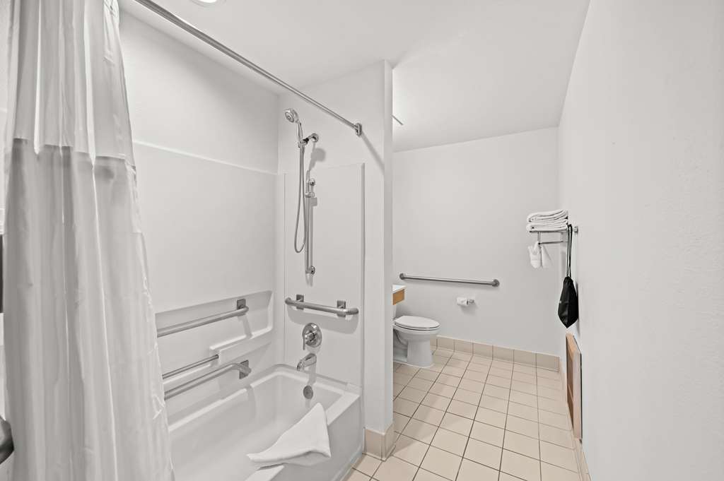 Guest room bath