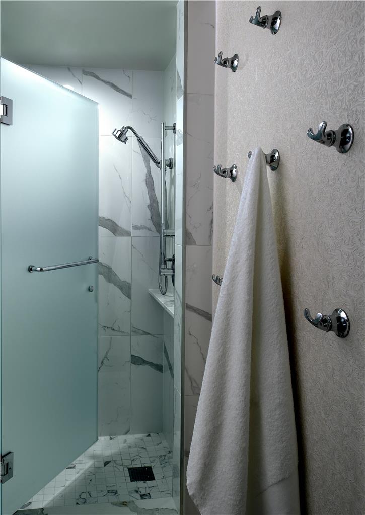 Guest room bath