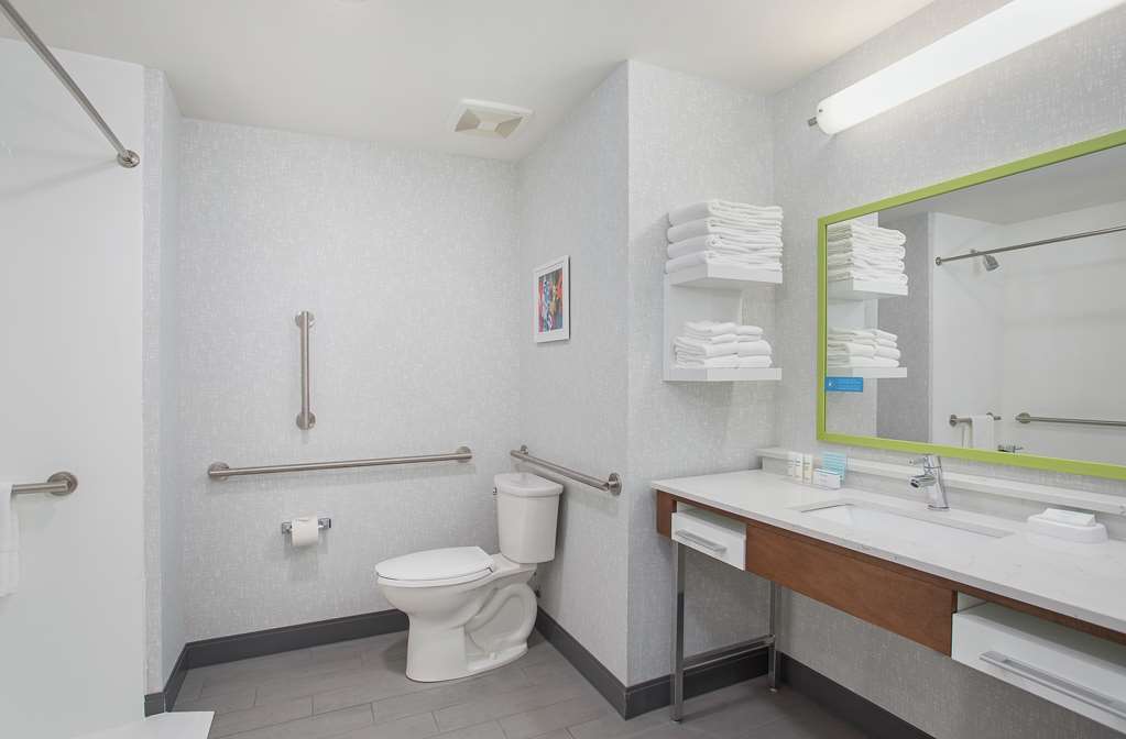 Guest room bath