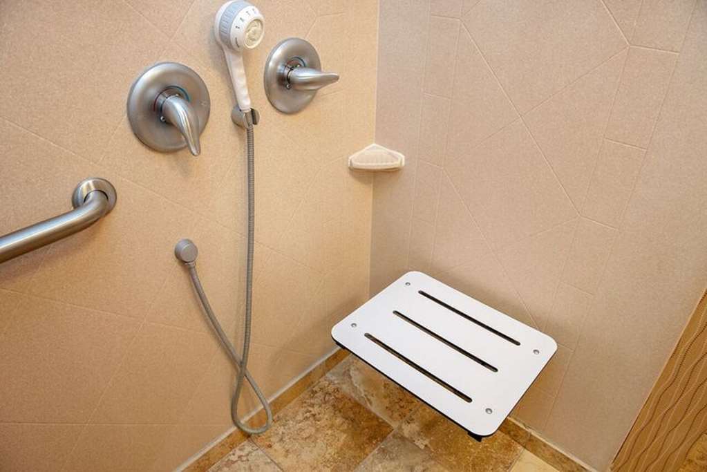 Guest room bath