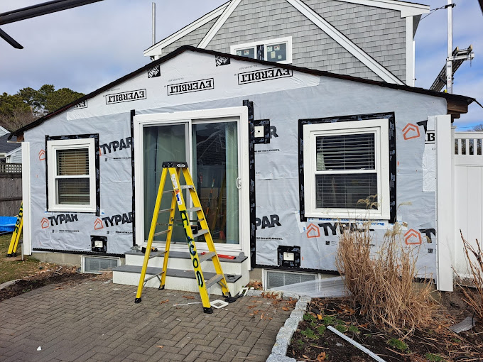 Henry Construction LLC Logo