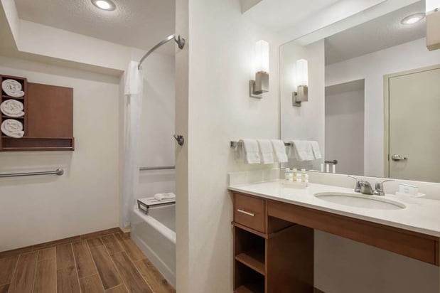 Images Homewood Suites by Hilton Kansas City-Airport