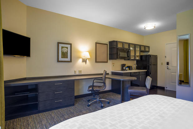 Images Candlewood Suites Building 2020