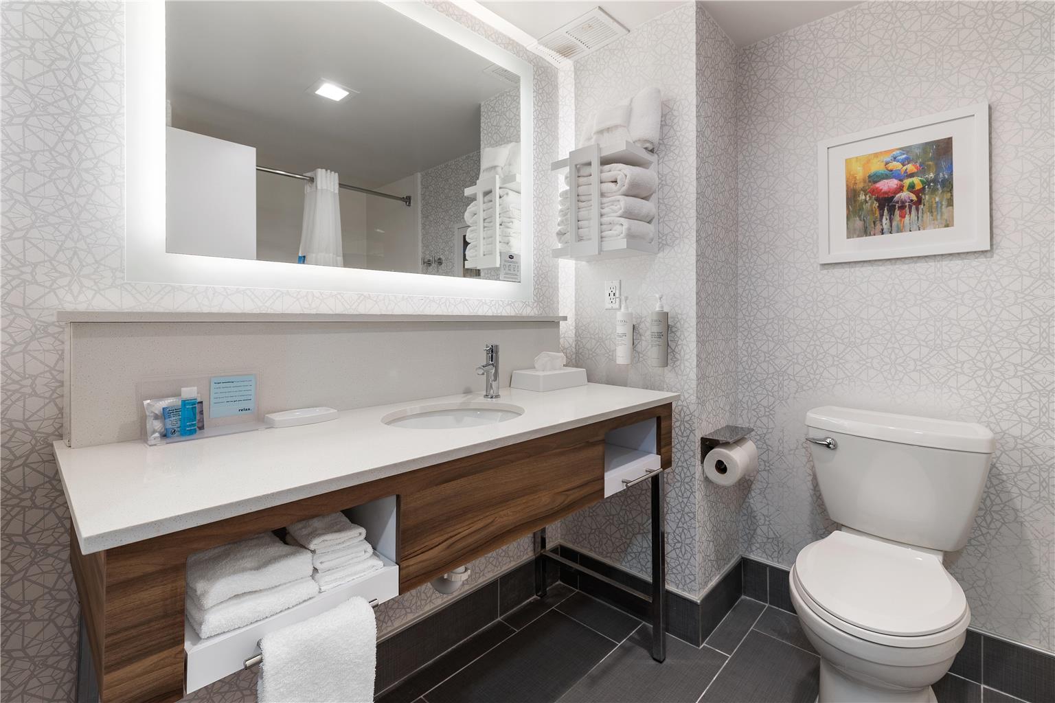 Guest room bath