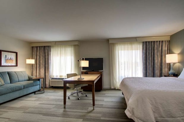 Images Hampton Inn & Suites Milwaukee West