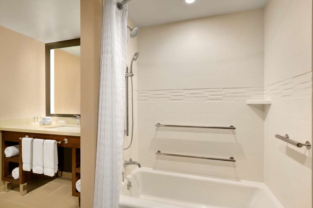 Guest room bath