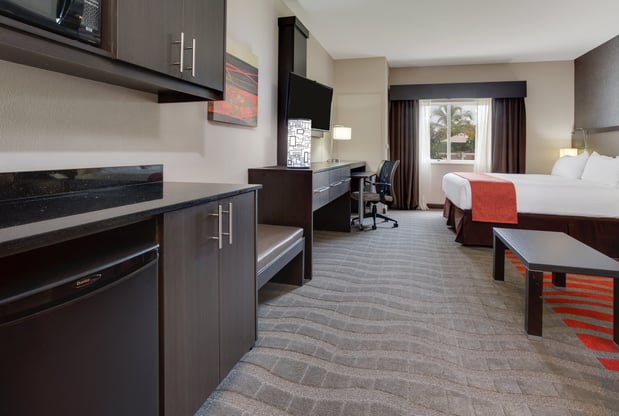 Images Holiday Inn Express & Suites Naples Downtown - 5th Avenue by IHG