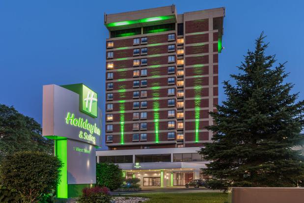 Images Holiday Inn & Suites Pittsfield-Berkshires by IHG