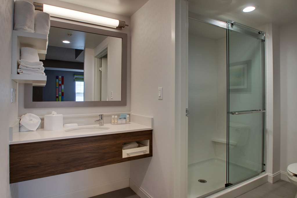Guest room bath