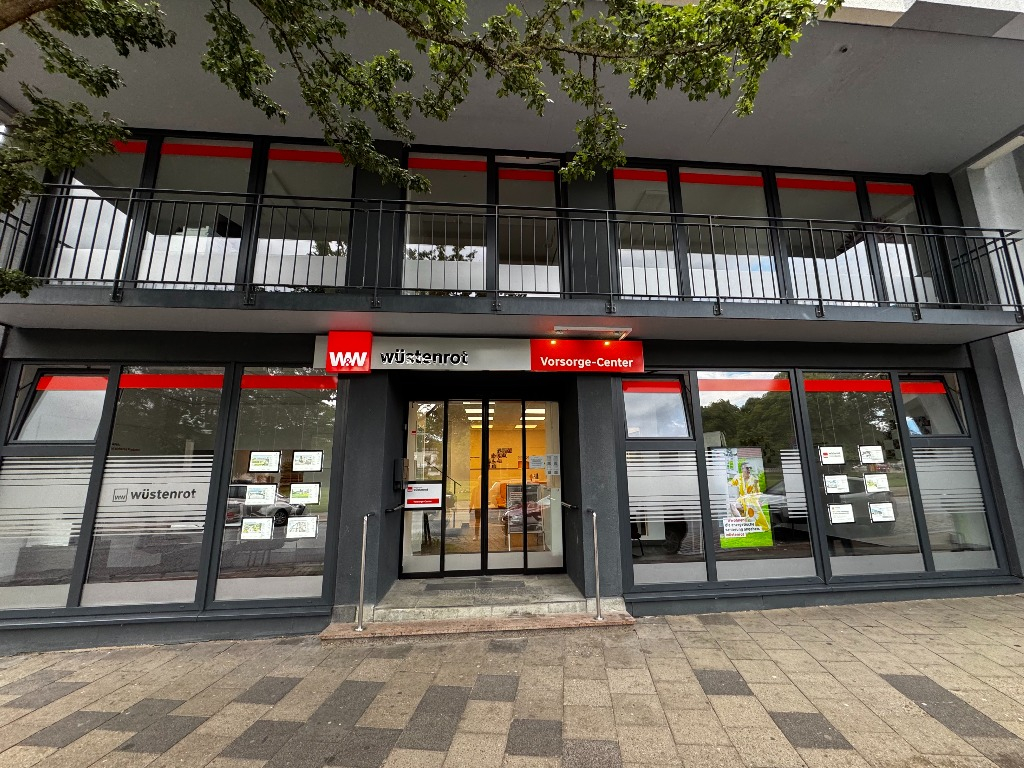 Bild 1 Wüstenrot Bausparkasse: Önder Gülcü in Bremerhaven