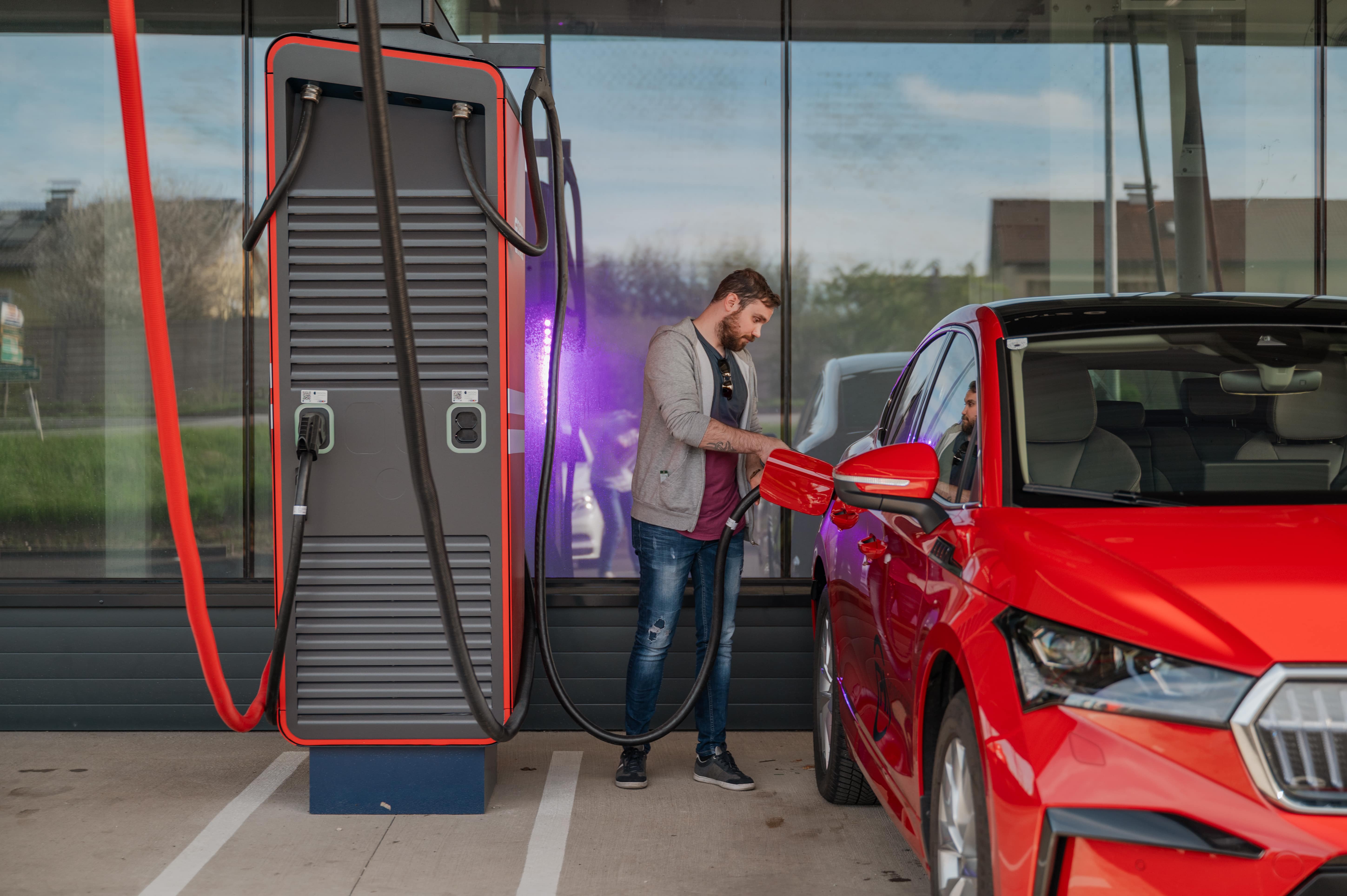 Clean & Charge - Wels I Außenwäsche - Innenreinigung - Ladestation, Werndlstraße 9 in Wels