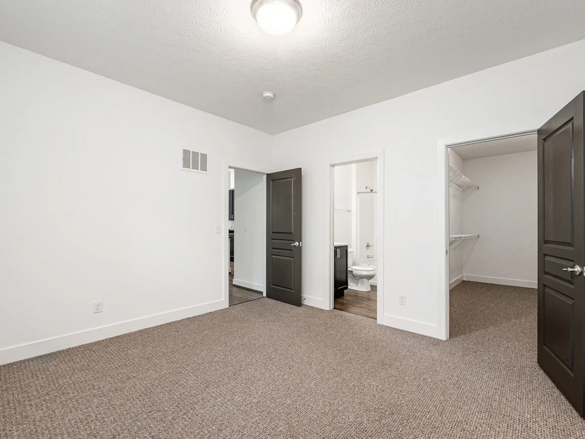 A room with a carpeted floor and a ceiling light