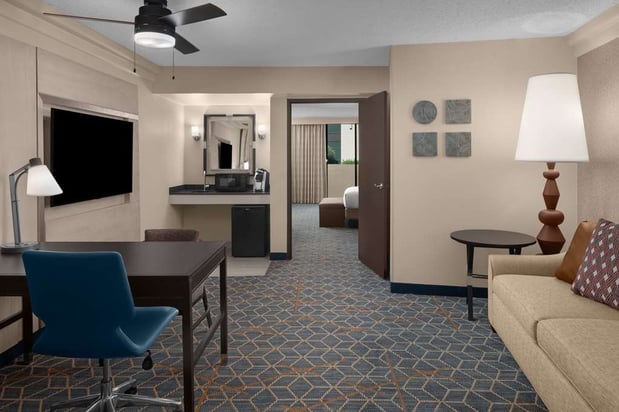 Images Embassy Suites by Hilton Phoenix Biltmore