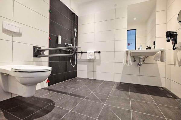 Guest room bath