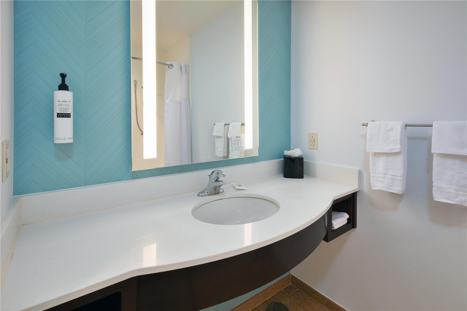 Guest room bath