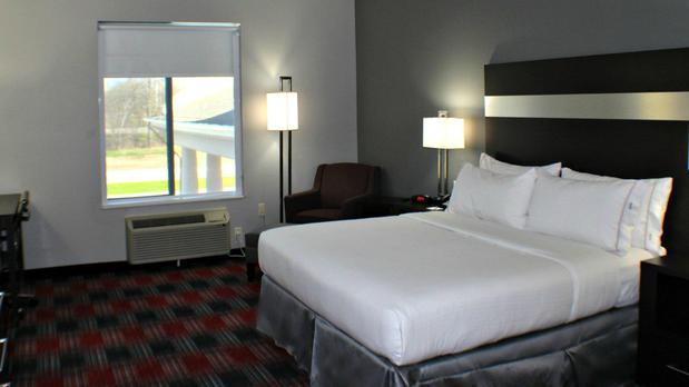 Images Holiday Inn Express & Suites Bonham, an IHG Hotel