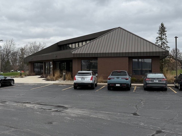Exterior of 1st Source banking center on North Anthony Blvd in Fort Wayne, Indiana