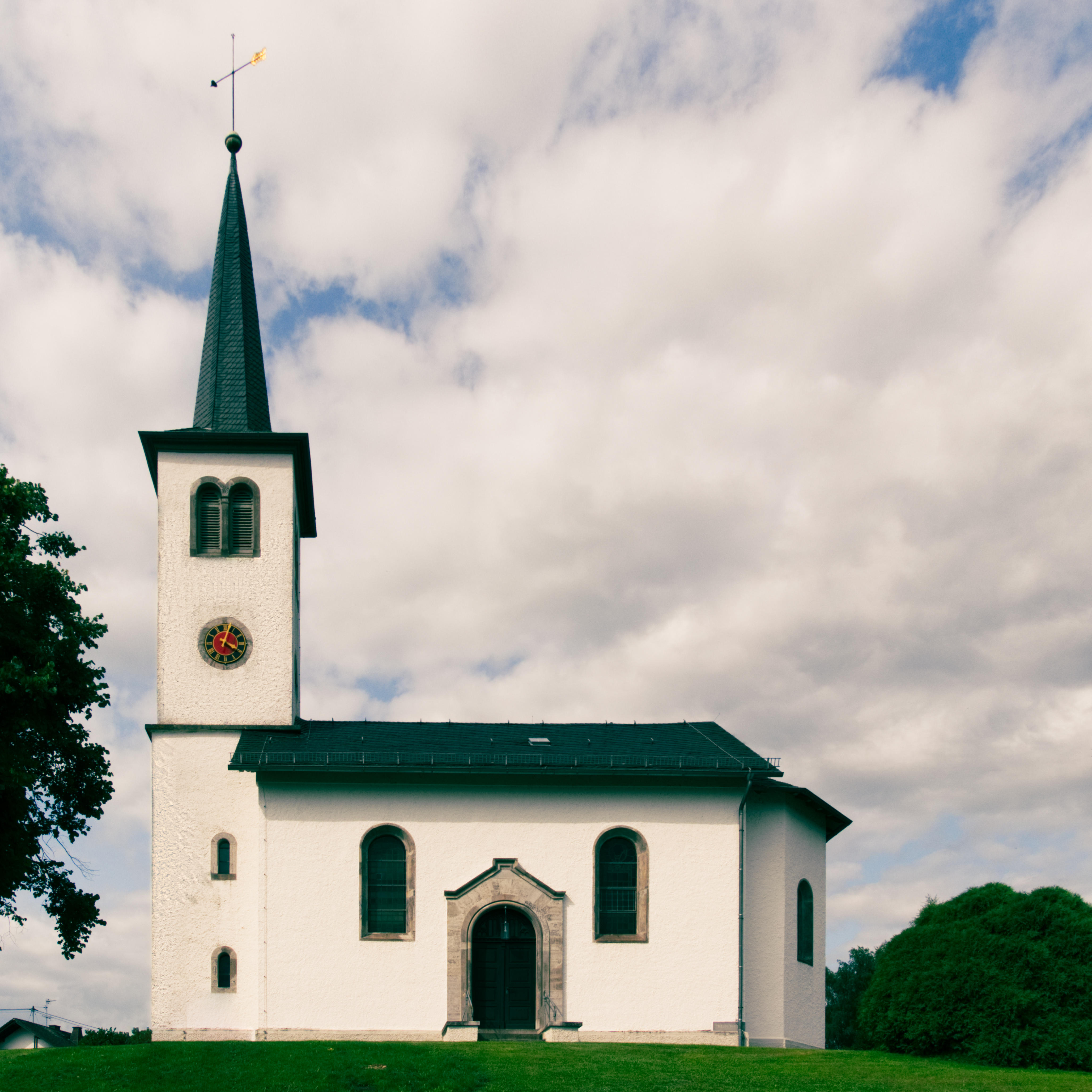 Die heutige Kirche wurde am 10. August 1852 eingeweiht. Sie steht auf dem Hügel, auf dem die erste Kapelle in Freirachdorf im 15. Jahrhundert gebaut wurde und wegen Baufälligkeit abgerissen werden musste. Besondere Schmückstücke sind die Sakramentsfenster