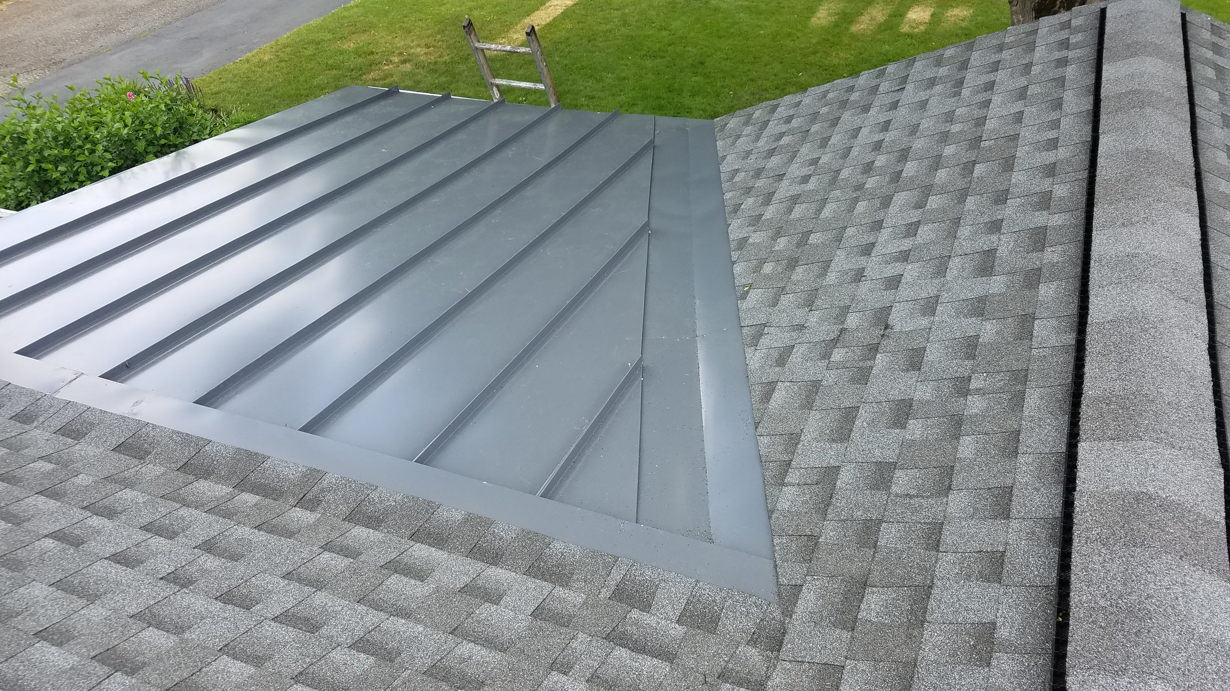 Coastline Roofing Logo