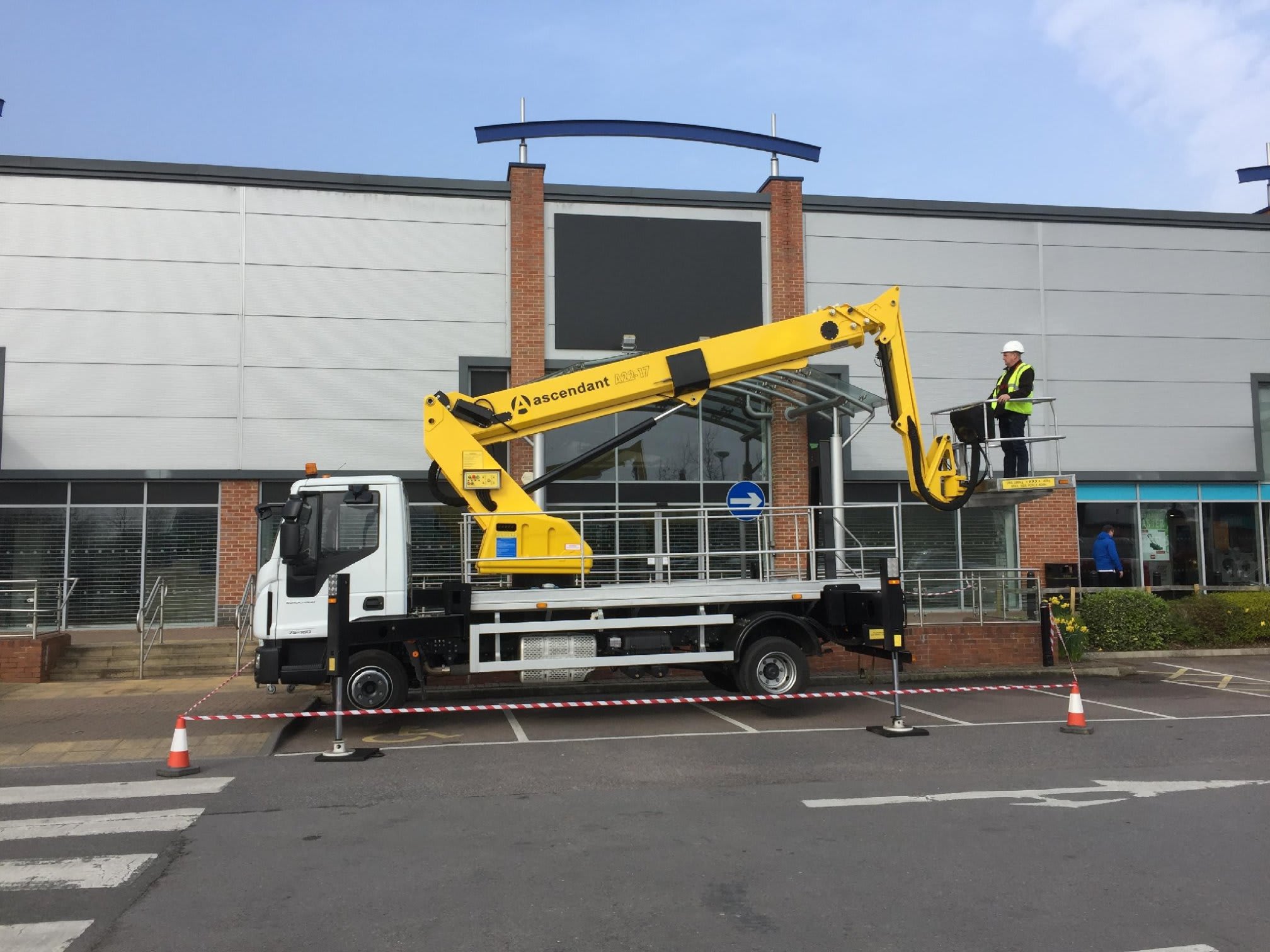 LIFT ME Cherry Picker Hire Crowthorne 01344 526570