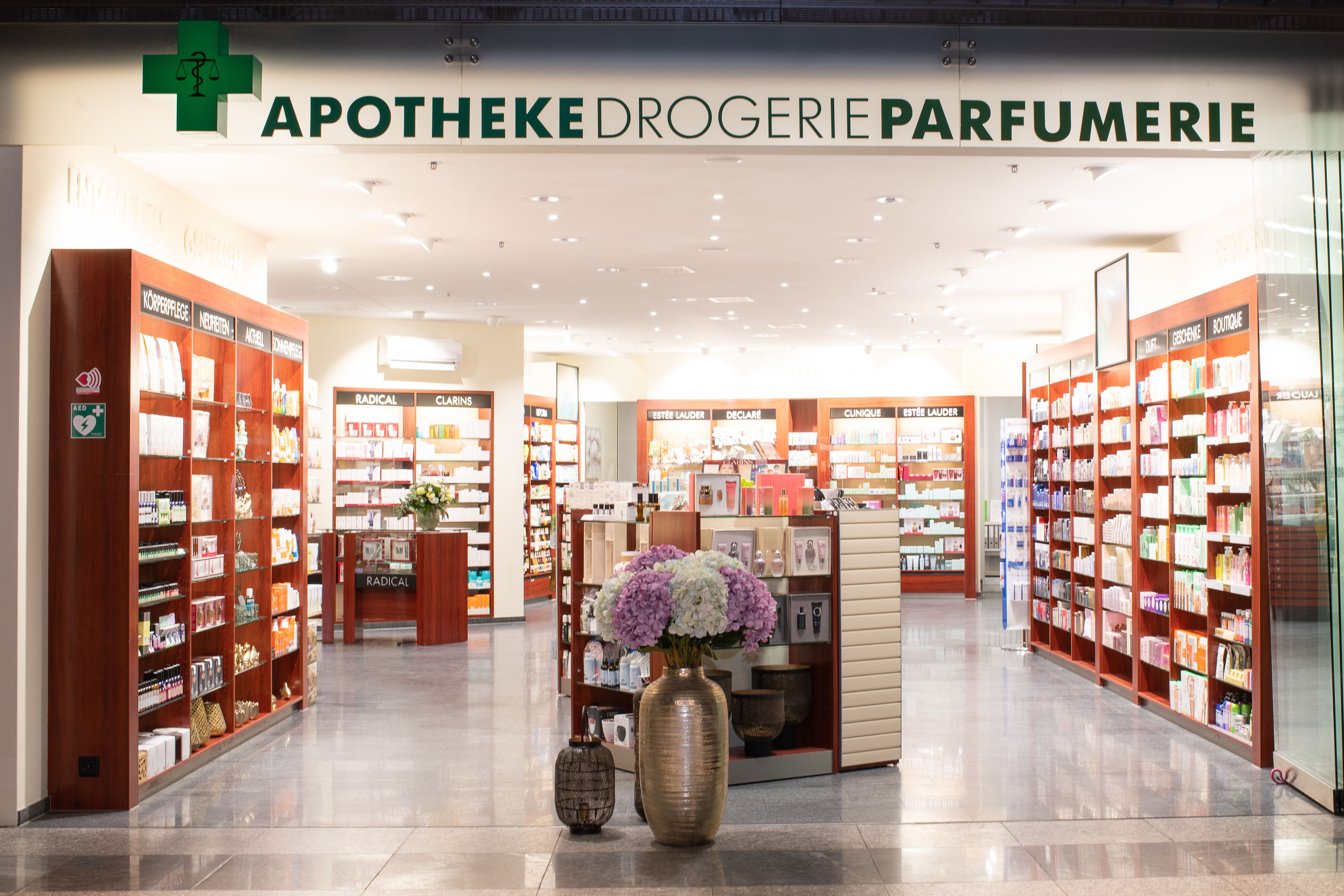 Bilder Gotthard Apotheke Parfumerie