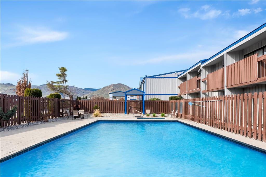 Outdoor Pool / Hot Tub