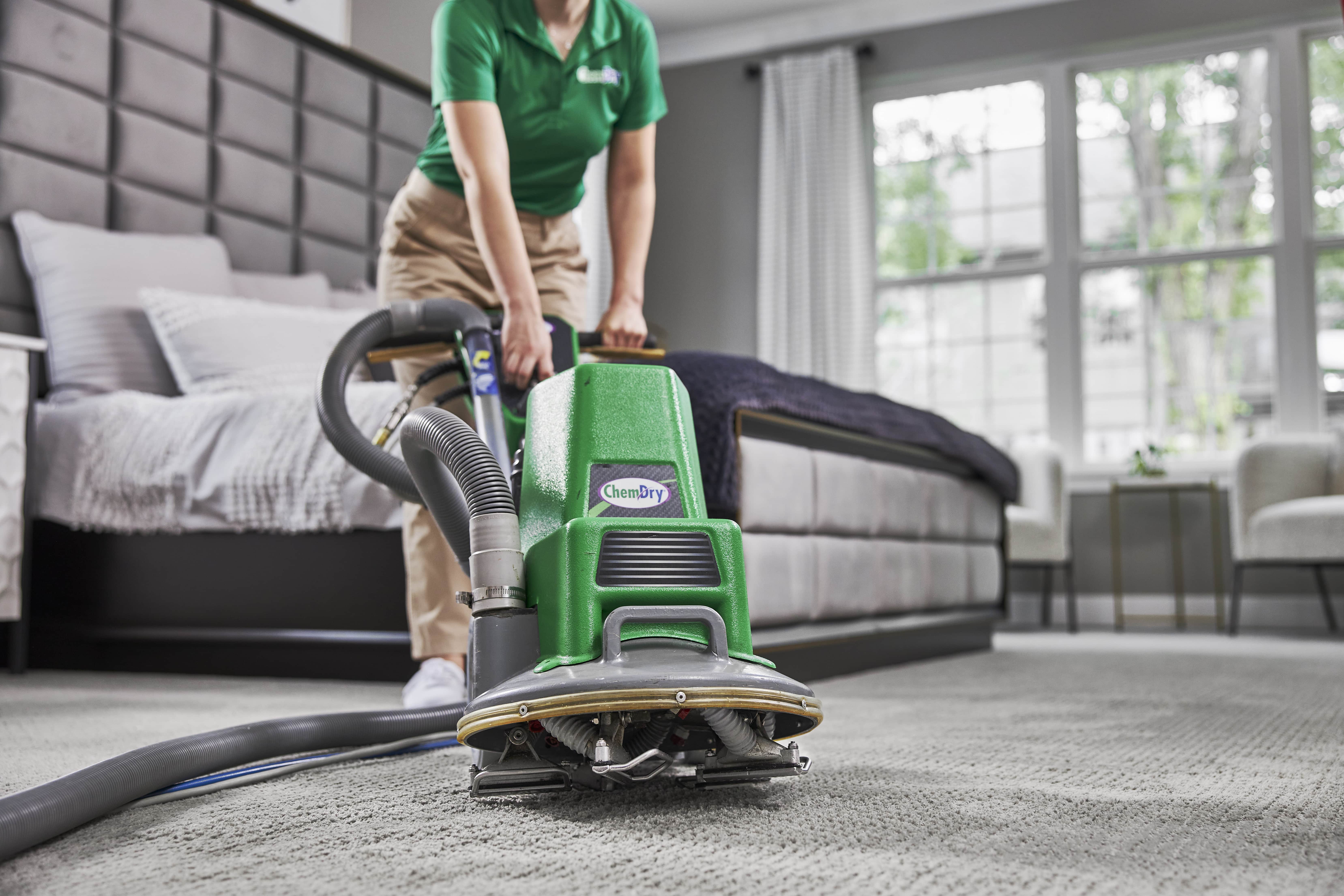 Tech performing carpet cleaning Orange County CA