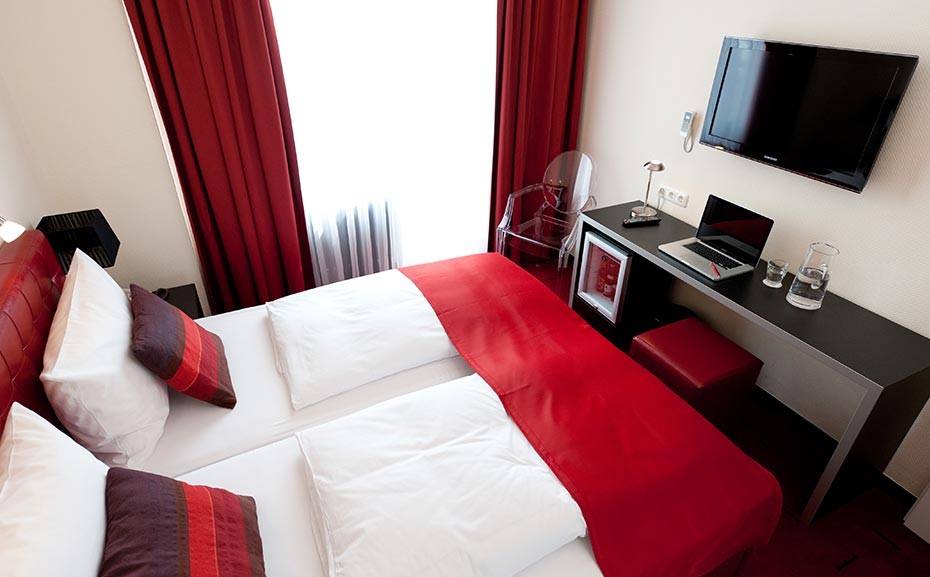 Doppelzimmer im Hotel Esplanade in Köln mit einem Flatscreen-TV, kostenlosem W-LAN und einer Minibar.