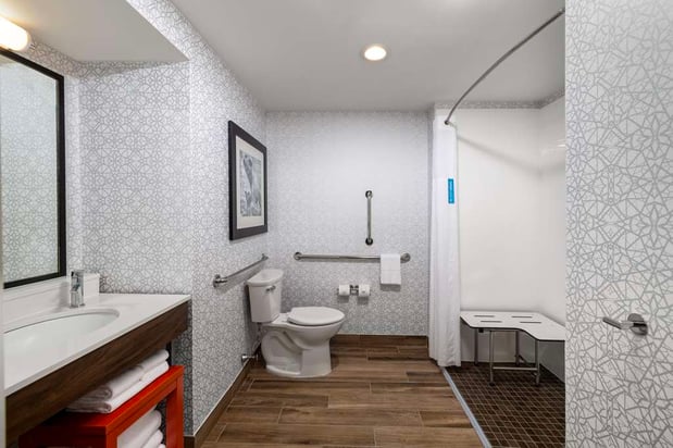 Images Hampton Inn & Suites State College at Williamsburg Square
