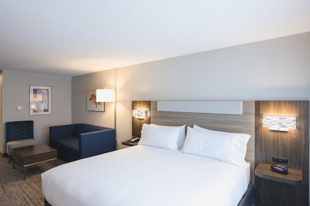 Images Holiday Inn Express & Suites Marquette by IHG