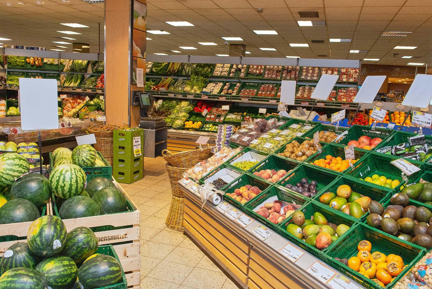 Obst- und Gemüseabteilung
Als Anbieter von Lebensmitteln liegt uns die Frischeabteilung für Obst & Gemüse ganz besonders am Herzen. Von EDEKA erhalten wir täglich eine Lieferung mit knackigem Obst und Gemüse.