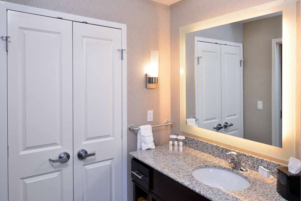 Guest room bath