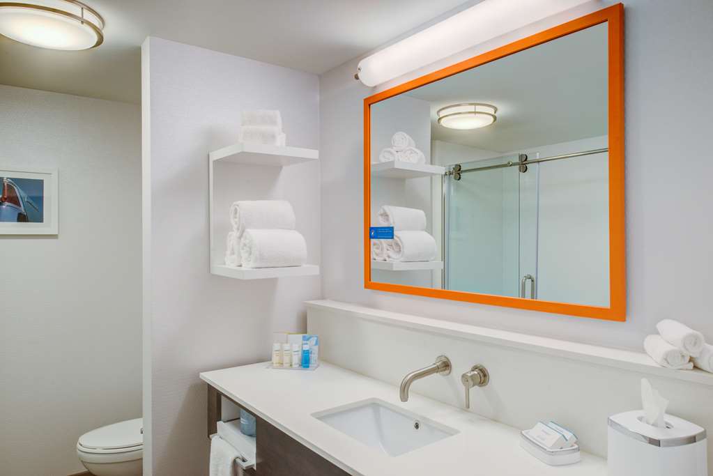 Guest room bath