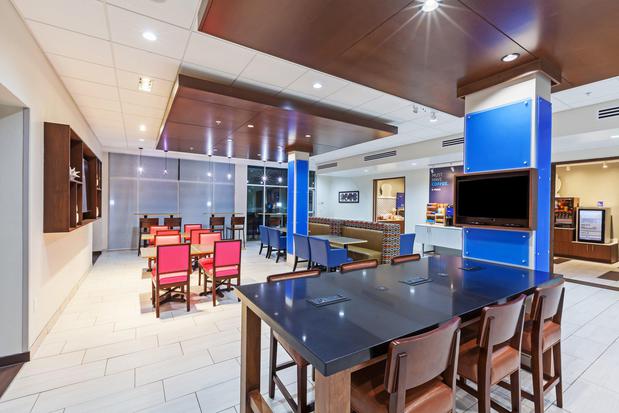 Images Holiday Inn Express & Suites Tulsa South - Woodland Hills by IHG
