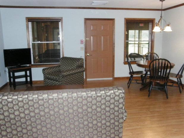 Images Redwood Inn & Suites