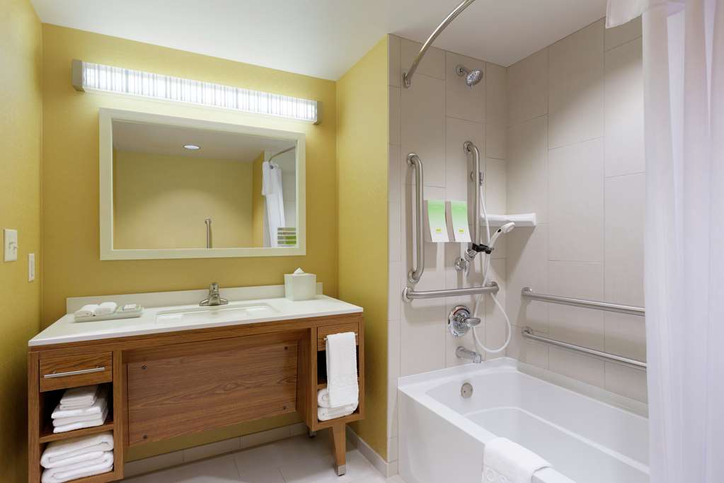 Guest room bath