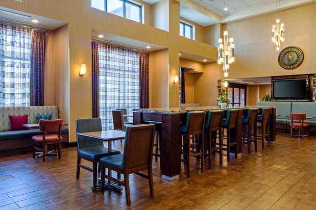 Images Hampton Inn & Suites Bakersfield/Hwy 58, CA