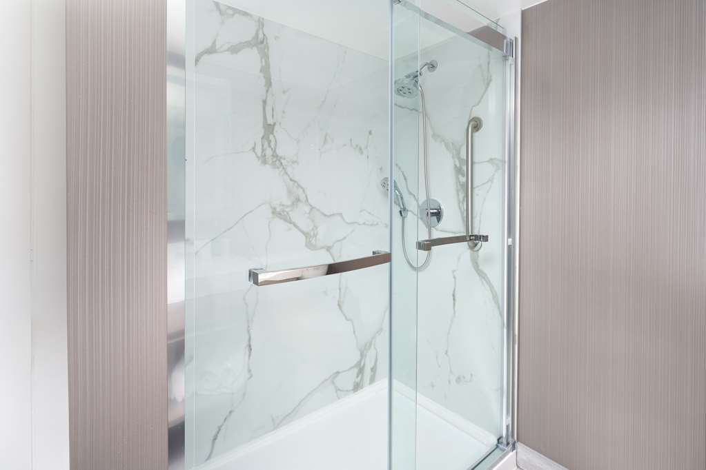 Guest room bath