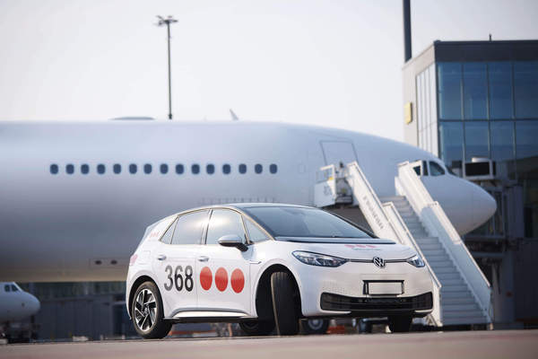 Securitas Aviation Fahrzeug vor einem Flugzeug