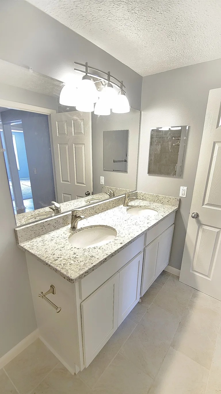 A bathroom with a sink and mirror.