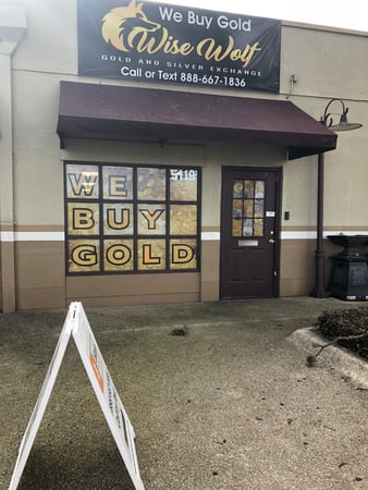 Images Wise Wolf Gold & Silver Denison