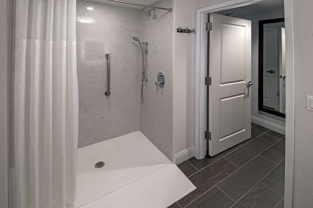 Guest room bath